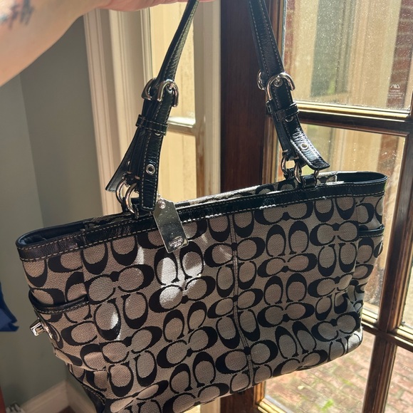 Coach Black and Cream Signature Shoulder Bag - Picture 3 of 12